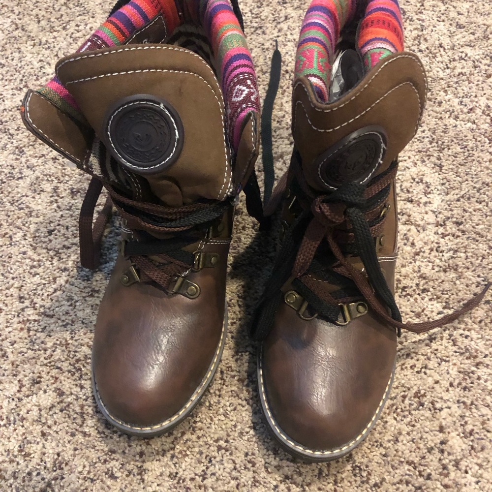 Lace up boots never been worn
